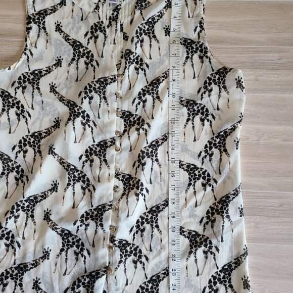 Croft & Barrow Giraffe Print Sleeveless Top Medium | V-Neck Button Blouse - Picture 3 of 5